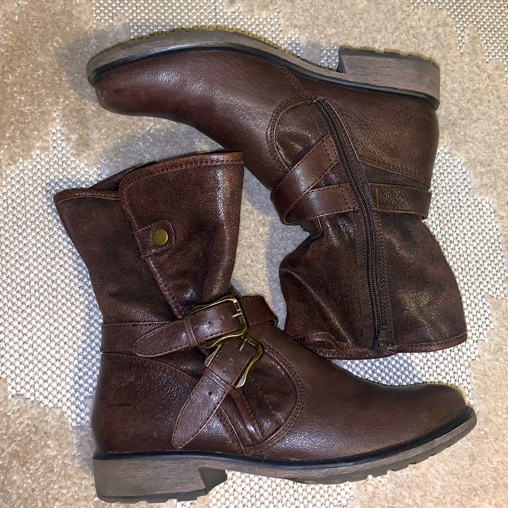 Ankle booties, 8
